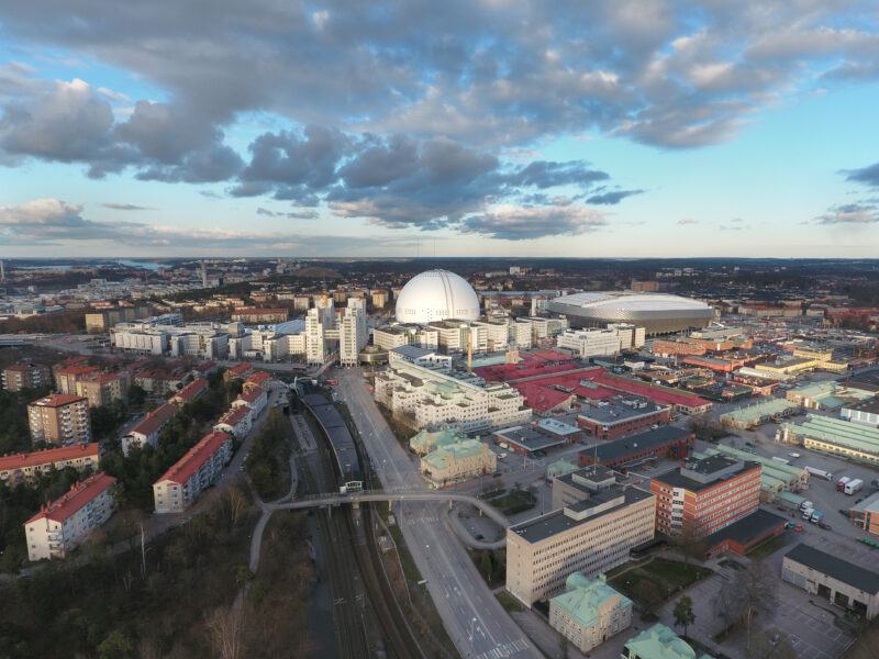 vy över stockholm med flera hus och Globen.