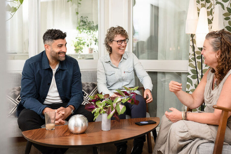 Misa Kista gruppbild med tre personer som samtalar