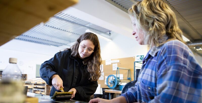 Misa daglig verksamhet i Sätra. Två kvinnor gör grafiktryck tillsammans i en verkstad.